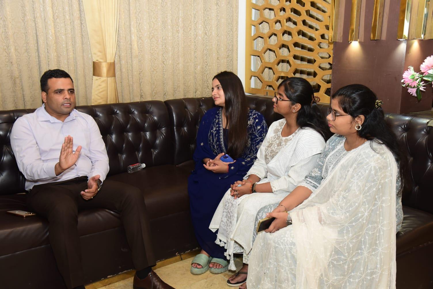 In-depth dialogue on leadership ethics and social impact during the lounge breakout session